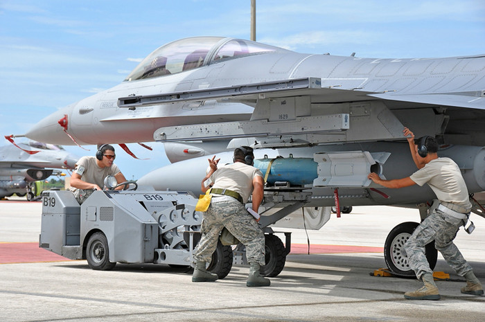 Gắn bom GBU-54 cho tiêm kích F-16 Fighting Falcon. Gắn bom GBU-54 cho tiêm kích F-16 Fighting Falcon.