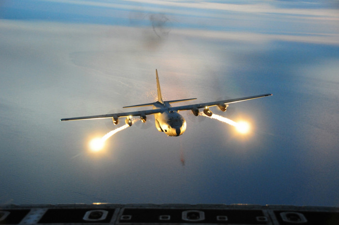 Vận tải cơ C-130 Hercules thử nghiệm hệ thống chống tên lửa đất-đối-không khí và không đối không. Vận tải cơ C-130 Hercules thử nghiệm hệ thống chống tên lửa đất-đối-không khí và không đối không.