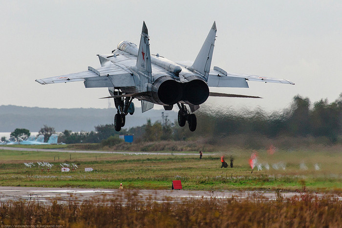 Các tiêm kích MiG-31 và Su-27 bay huấn luyện tại một căn cứ Không quân Nga. Các tiêm kích MiG-31 và Su-27 bay huấn luyện tại một căn cứ Không quân Nga.