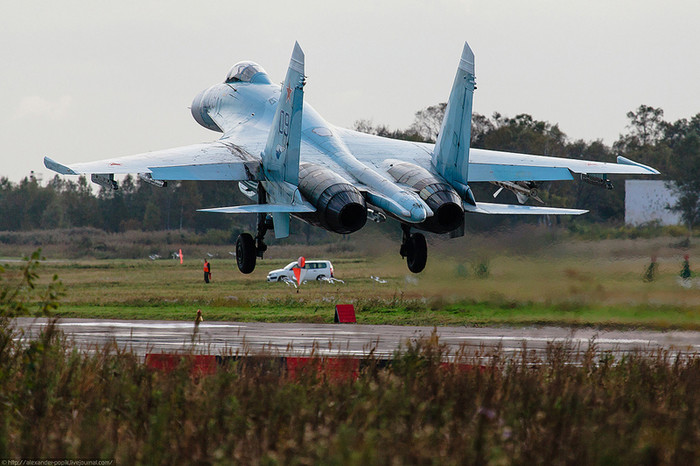 Các tiêm kích MiG-31 và Su-27 bay huấn luyện tại một căn cứ Không quân Nga. Các tiêm kích MiG-31 và Su-27 bay huấn luyện tại một căn cứ Không quân Nga.