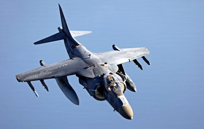 Chiến đấu cơ Harrier AV-8B thuộc đơn vị quân viễn chinh 24 chuẩn bị tiếp nhiên liệu trên không. Chiến đấu cơ Harrier AV-8B thuộc đơn vị quân viễn chinh 24 chuẩn bị tiếp nhiên liệu trên không.