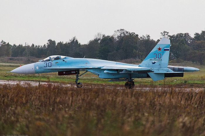 Các tiêm kích MiG-31 và Su-27 bay huấn luyện tại một căn cứ Không quân Nga. Các tiêm kích MiG-31 và Su-27 bay huấn luyện tại một căn cứ Không quân Nga.
