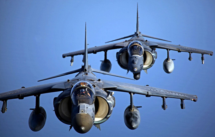 Chiến đấu cơ Harrier AV-8B thuộc đơn vị quân viễn chinh 24 chuẩn bị tiếp nhiên liệu trên không. Chiến đấu cơ Harrier AV-8B thuộc đơn vị quân viễn chinh 24 chuẩn bị tiếp nhiên liệu trên không.