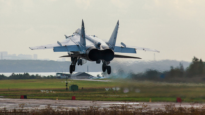Các tiêm kích MiG-31 và Su-27 bay huấn luyện tại một căn cứ Không quân Nga. Các tiêm kích MiG-31 và Su-27 bay huấn luyện tại một căn cứ Không quân Nga.
