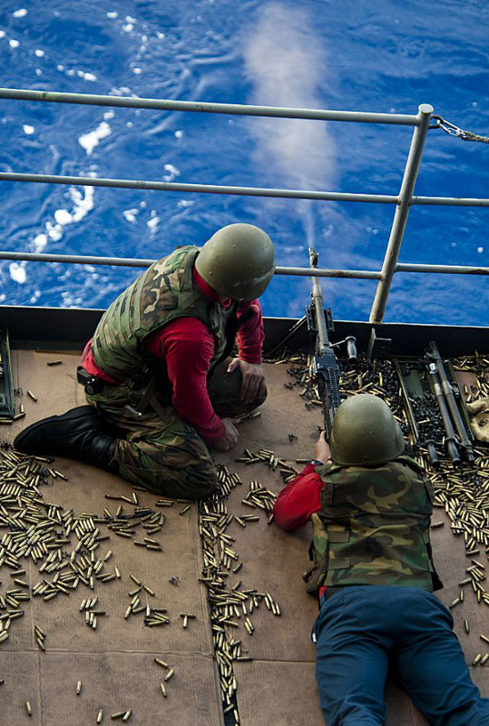 Súng máy M240 vãi đạn trên tàu sân bay USS John C. Stennis (CVN 74) trong quá trình thực hiện nhiệm vụ tại Thái Bình Dương. Súng máy M240 vãi đạn trên tàu sân bay USS John C. Stennis (CVN 74) trong quá trình thực hiện nhiệm vụ tại Thái Bình Dương.