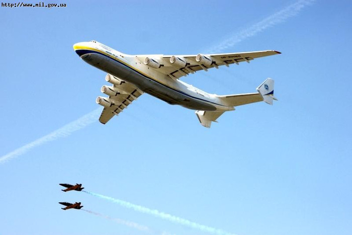 Máy bay vận tải chiến lược An-225 do Phòng thiết kế Antonov chế tạo tại triển lãm hàng không quốc tế diễn ra tại trung tâm thử nghiệm bay của Tổ hợp Khoa học/Công nghệ Hàng không Antonov. Máy bay vận tải chiến lược An-225 do Phòng thiết kế Antonov chế tạo tại triển lãm hàng không quốc tế diễn ra tại trung tâm thử nghiệm bay của Tổ hợp Khoa học/Công nghệ Hàng không Antonov.