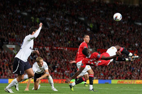 Danny Welbeck có thể buộc Chicharito phải tạm ngồi ngoài. Danny Welbeck có thể buộc Chicharito phải tạm ngồi ngoài.