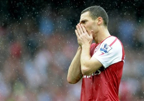 Vermaelen sẽ giúp hàng thủ Arsenal trụ vững được bao lâu. Vermaelen sẽ giúp hàng thủ Arsenal trụ vững được bao lâu.
