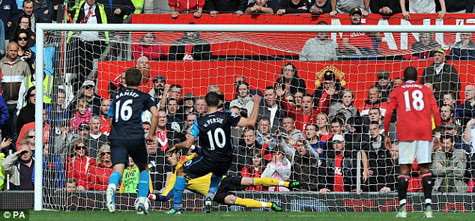 De Gea chặn thành công quả phạt đền của Van Persie De Gea chặn thành công quả phạt đền của Van Persie