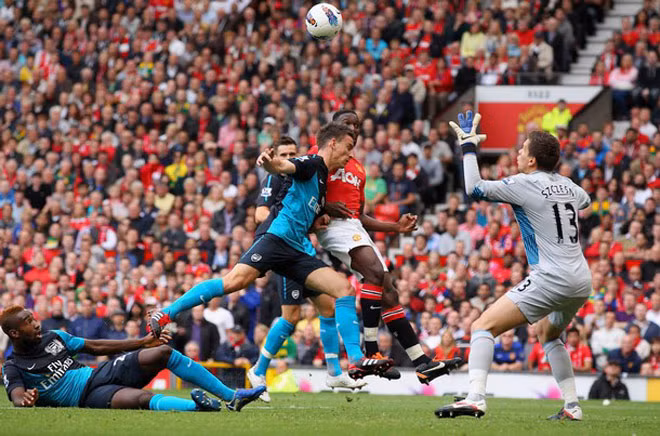 Và từ một sai lầm nghiêm trọng, hàng thủ Arsenal để cho Welbeck mở tỷ số