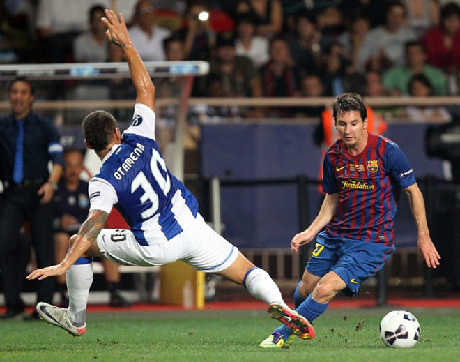 Messi lừa bóng qua Otamendi Messi lừa bóng qua Otamendi