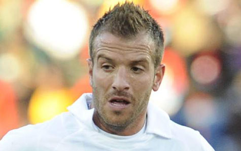 Van der Vaart phải nghỉ dưỡng thương vì rách dây chằng.