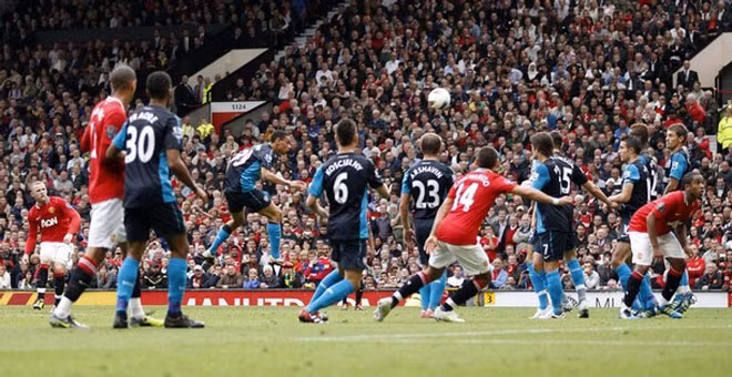 Và đến lượt Rooney nổ súng