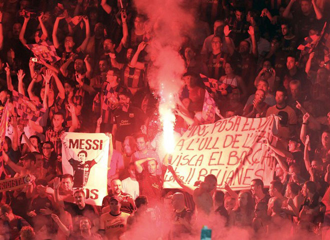 CĐV của Barcelona tranh thủ đốt pháo CĐV của Barcelona tranh thủ đốt pháo