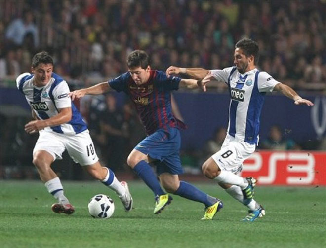Lionel Messi luôn bị 2 cầu thủ Porto bám sát Lionel Messi luôn bị 2 cầu thủ Porto bám sát