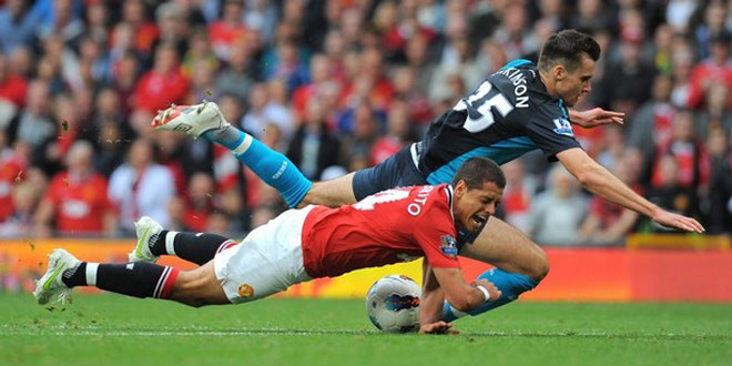 Jenkinson đẩy sau với Chicharito Jenkinson đẩy sau với Chicharito