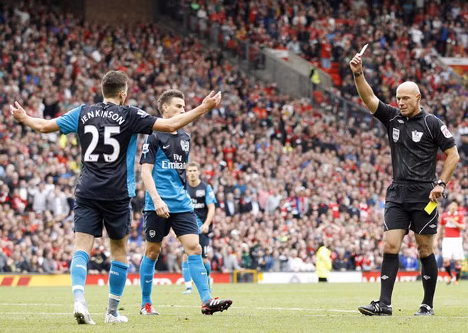 Và khiến đội nhà phải chơi trong thế thiếu người