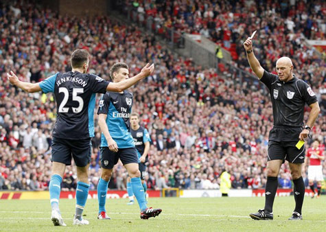 Carl Jenkinson nhận thẻ vàng thứ hai rời sân Carl Jenkinson nhận thẻ vàng thứ hai rời sân