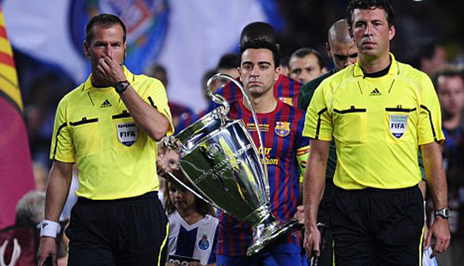 Xavi bước ra cùng chiếc cúp vô địch Champions League Xavi bước ra cùng chiếc cúp vô địch Champions League