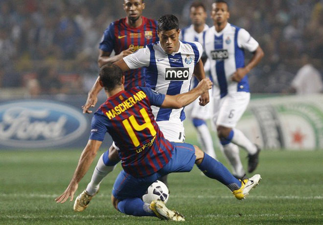 Mascherano vất vả nhưng đầy nỗ lực ở vị trí trung vệ Mascherano vất vả nhưng đầy nỗ lực ở vị trí trung vệ