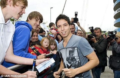 Ký tặng các fan hâm mộ.