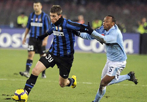 Davide Santon (trái) thử sức ở môi trường bóng đá Anh