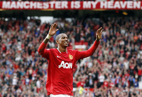 Ashley Young: fan Arsenal từ bé, lớn lên gia nhập MU và chọc thủng lưới đội bóng mình yêu mến. Ashley Young: fan Arsenal từ bé, lớn lên gia nhập MU và chọc thủng lưới đội bóng mình yêu mến.