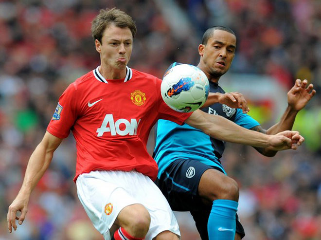 Johnny Evans có pha phạm lỗi không cần thiết với Walcott Johnny Evans có pha phạm lỗi không cần thiết với Walcott