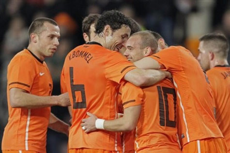 Hà Lan đã chấm dứt hơn 1 năm trời thống trị của TBN trên BXH FIFA. Hà Lan đã chấm dứt hơn 1 năm trời thống trị của TBN trên BXH FIFA.