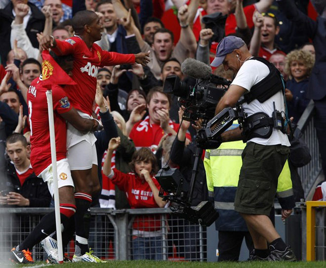 Từ khoảng cách 25m, Young đã làm nổ tung Old Trafford Từ khoảng cách 25m, Young đã làm nổ tung Old Trafford