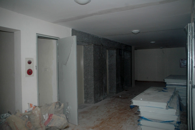 Hệ thống cầu thang máy đang trong quá trình hoàn thiện. Hệ thống cầu thang máy đang trong quá trình hoàn thiện.