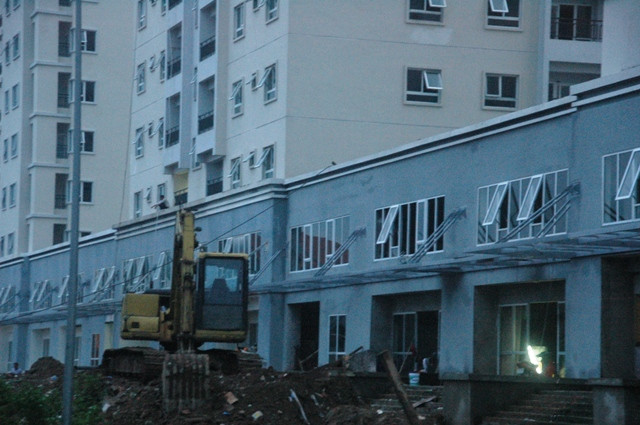 Những ngày qua, thông tin về nghi vấn ông Phạm Như Quỳnh - GĐ Công ty Hạ Long đang bỏ trốn càng khiến cho hàng trăm hộ dân nộp tiền mua nhà phải "sống trong sợ hãi". Những ngày qua, thông tin về nghi vấn ông Phạm Như Quỳnh - GĐ Công ty Hạ Long đang bỏ trốn càng khiến cho hàng trăm hộ dân nộp tiền mua nhà phải "sống trong sợ hãi".