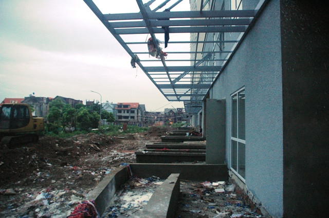 Phía trước khu nhà đang trong quá trình hoàn thành... Phía trước khu nhà đang trong quá trình hoàn thành...