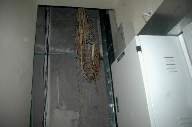 Bên trong phòng kỹ thuật điện Bên trong phòng kỹ thuật điện