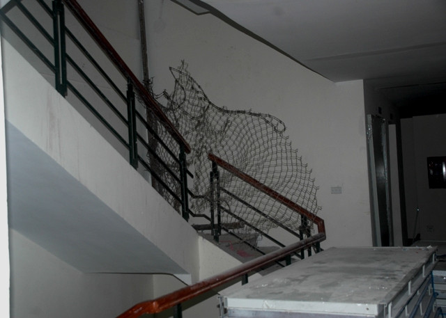 Cầu thang bộ được bảo vệ bằng dây thép... Cầu thang bộ được bảo vệ bằng dây thép...