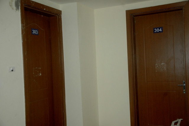 Và đều bị khóa chặt... Và đều bị khóa chặt...