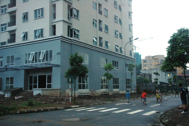 Bên cạnh chung cư CT3 là số ít cơ dân CT1 đang sinh sống. Bên cạnh chung cư CT3 là số ít cơ dân CT1 đang sinh sống.