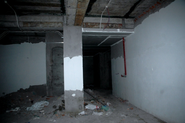 Dưới tầng hầm... Dưới tầng hầm...