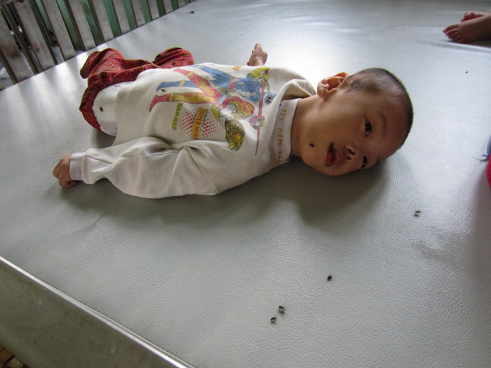 "Tôi chỉ mong cháu khỏe mạnh, có thể nhận biết được mọi người trong gia đình, chứ chẳng bao giờ dám nghĩ đến chuyện học hành cả!" - Bác Hoàng Thị Tâm cho hay