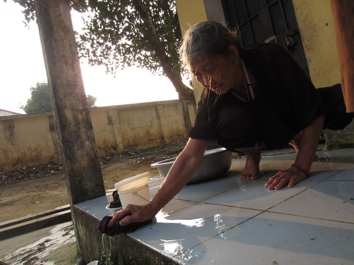 Bác Hoàng Thị Tâm quê ở Hà Nam đã sống tại trung tâm hơn 10 năm để chăm sóc cho đứa con hơn 40 tuổi bị chất độc màu da cam.