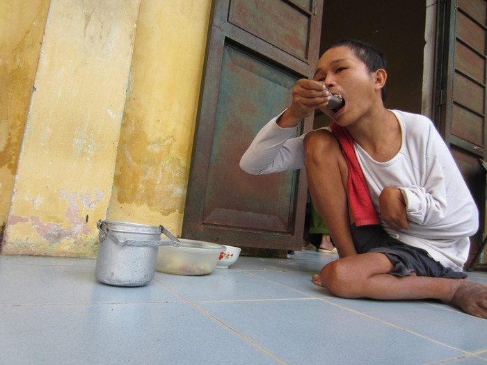 Tại đây, những em nhỏ may mắn nhất là những em có thể tự lo liệu cho bản thân mình từ ăn uống đến giặt giũ
