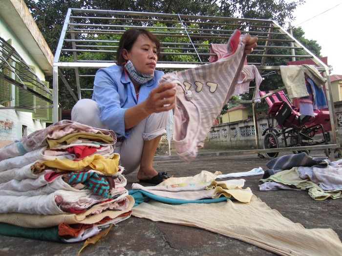 Được biết, mức lương khởi điểm của những cô nuôi này chưa tới 1.300.000 đồng/người/tháng. Tuy vậy với chị Ngọc - người đã có gần 15 năm làm việc tại trung tâm thì: Mình mà bỏ lũ nhỏ này thì chả ai muốn chăm sóc chúng mất!