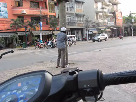 “Cò” Thắng đang điện thoại cho đối tác để bán bằng giả.