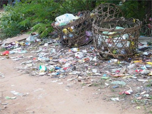 SV làng ĐH ăn bẩn, sống bẩn với 'núi rác' khổng lồ