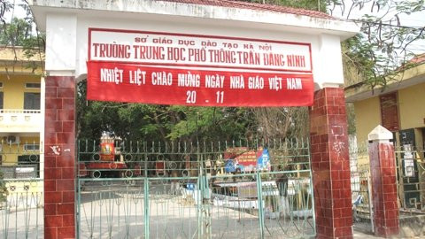 Cổng trường sẽ đóng nếu học sinh đi học muộn 15 phút. Cổng trường sẽ đóng nếu học sinh đi học muộn 15 phút.