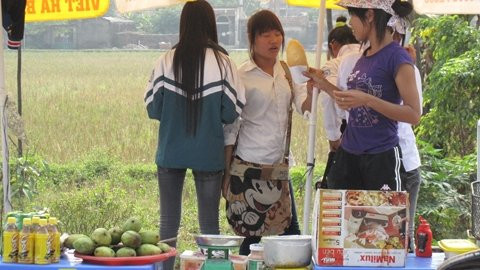 Một số học sinh đang "vật vờ" ở quán nước gần trường Một số học sinh đang "vật vờ" ở quán nước gần trường