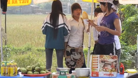 Một số học sinh đang "vật vờ" ở quán nước gần trường