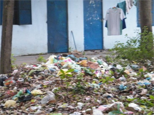 SV làng ĐH ăn bẩn, sống bẩn với 'núi rác' khổng lồ