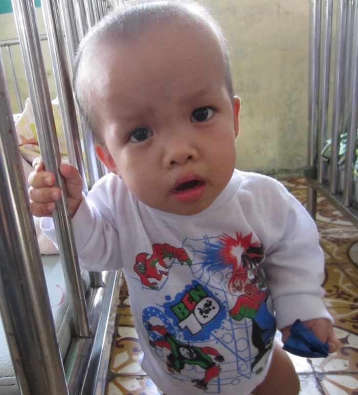 Tại trung tâm hiện đang nuôi dưỡng hơn 100 em nhỏ bị dị tật. Đa phần trong số chúng bị bại não bẩm sinh, số khác mắc những khuyết tật do di chứng chiến tranh, ung thư… Theo chế độ của Sở Lao động, Thương binh & xã hội Hà Nội, mỗi đứa trẻ này được trợ cấp 625.000 đồng/người/tháng.