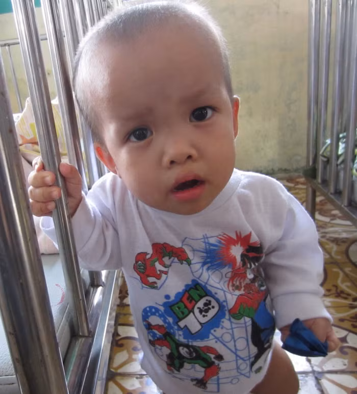 Tại trung tâm hiện đang nuôi dưỡng hơn 100 em nhỏ bị dị tật. Đa phần trong số chúng bị bại não bẩm sinh, số khác mắc những khuyết tật do di chứng chiến tranh, ung thư… Theo chế độ của Sở Lao động, Thương binh & xã hội Hà Nội, mỗi đứa trẻ này được trợ cấp 625.000 đồng/người/tháng.